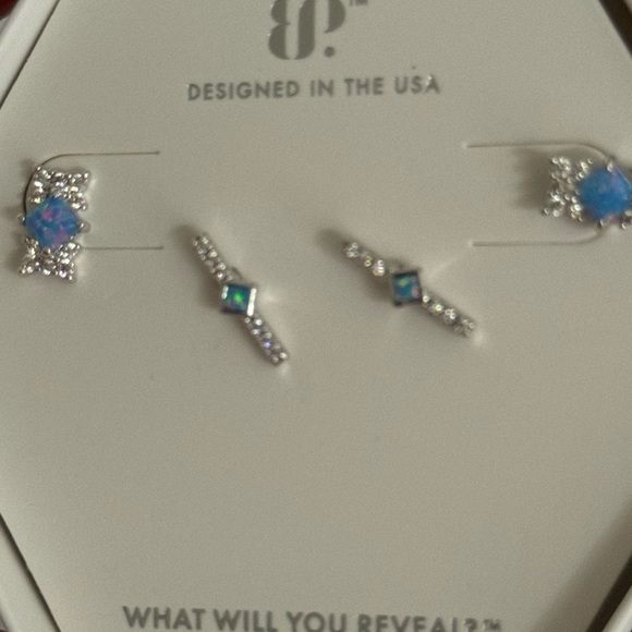 October 2023 Earrings- Bomb Party - Picture 5 of 5